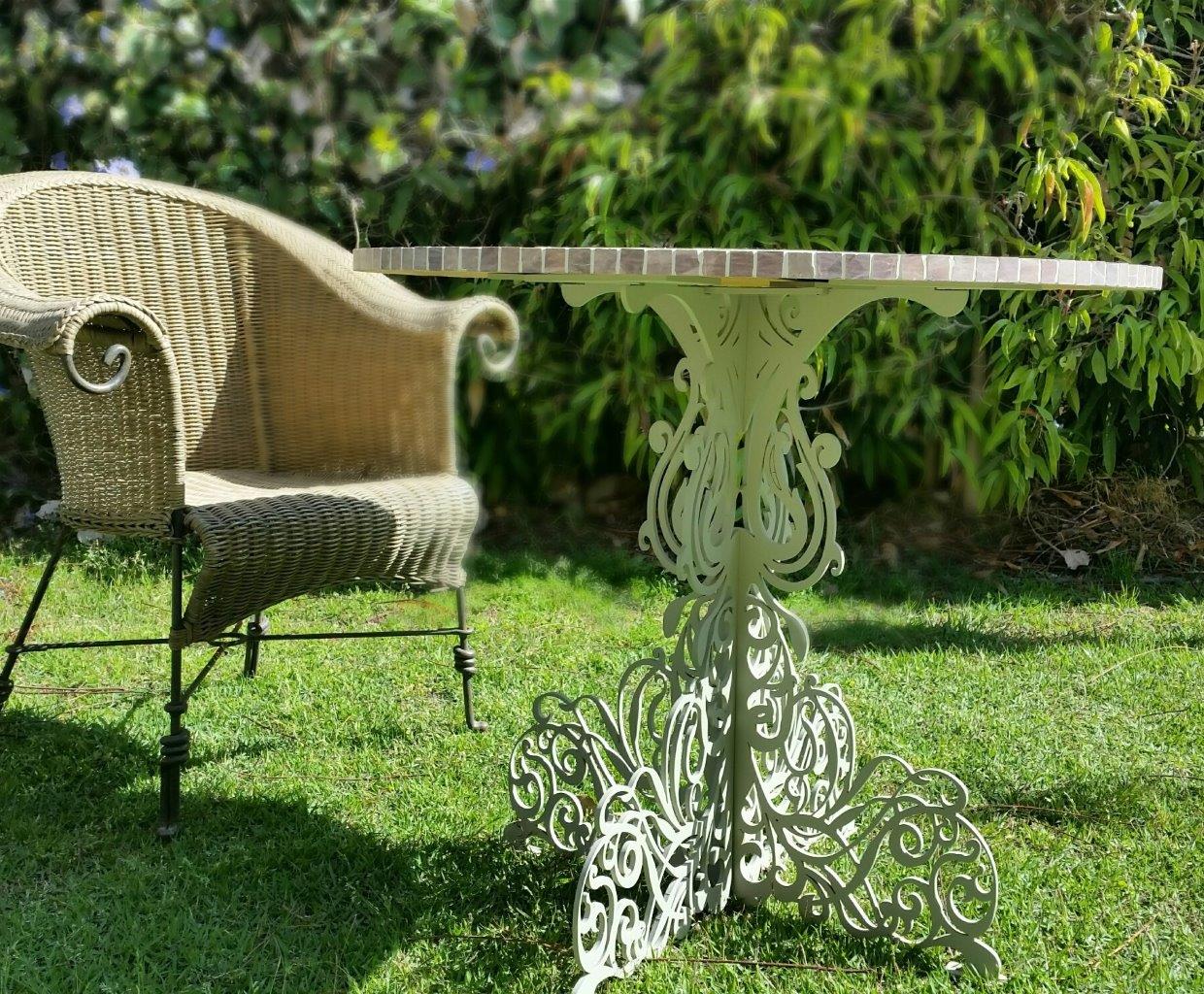 ריהוט גן (2). עוצב עבור חברת " איילון מוזאיקה על ידי אירית פרג'ון רולדאו בעלים של " מרעיון למוצר"