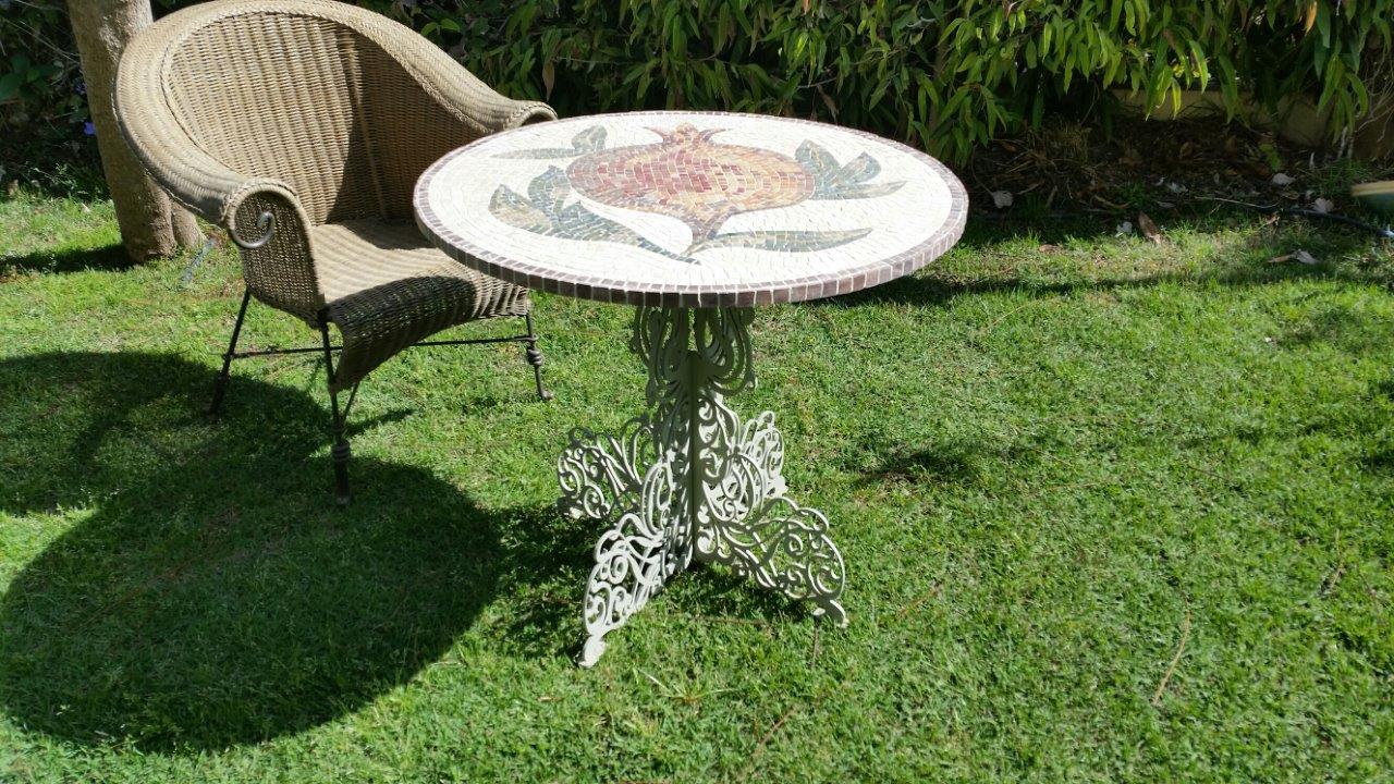 ריהוט גן (1). עוצב עבור חברת " איילון מוזאיקה על ידי אירית פרג'ון רולדאו בעלים של " מרעיון למוצר"